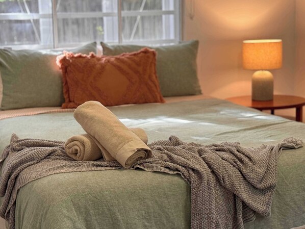 3 habitaciones, tabla de planchar con plancha, wifi y ropa de cama