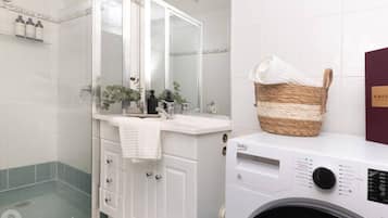 Shower, hair dryer, towels