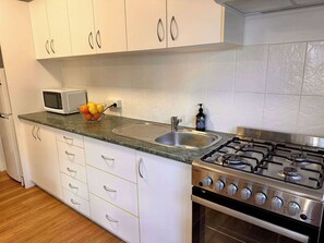 Fridge, microwave, oven, stovetop - 3 Bed Budget Brisbane Gem With Parking Near Gabba (Woolloongabba)