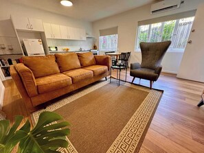 TV, offices - 3 Bed Budget Brisbane Gem With Parking Near Gabba (Woolloongabba)
