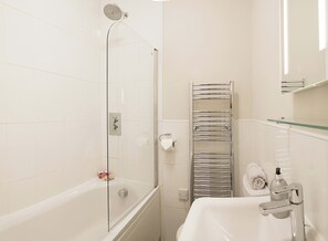 Baignoire, sèche-cheveux, serviettes fournies