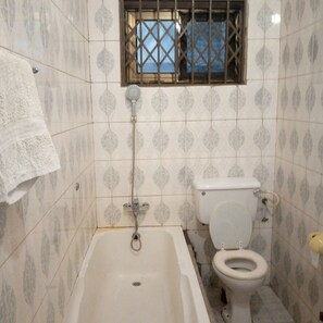 Combined shower/bathtub - Short Stay Apartment (Accra)