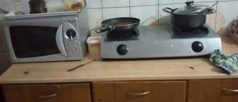 Refrigerador, microondas, parrilla de estufa y tostadora