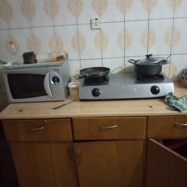 Réfrigérateur, micro-ondes, plaque de cuisson, grille-pain