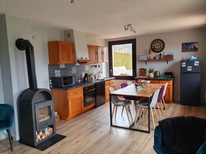 Réfrigérateur, four à micro-ondes, un four, surface de cuisson