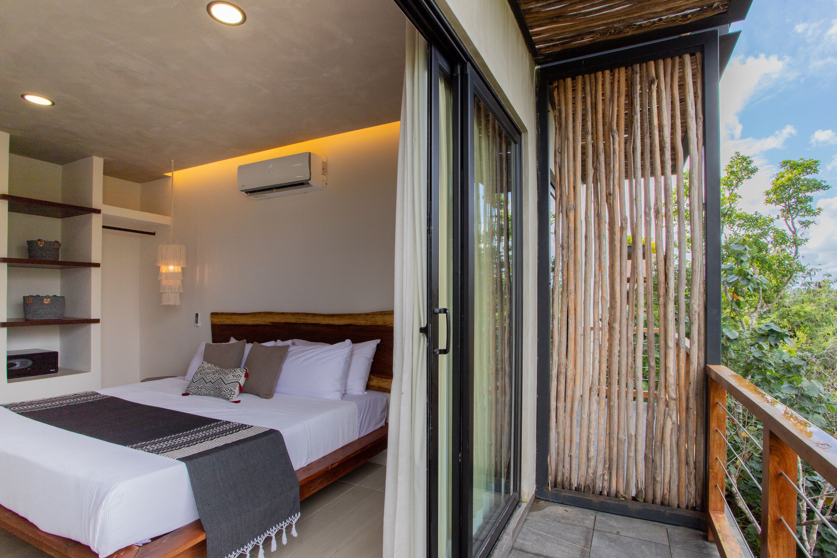 Căn hộ Premium | 2 phòng ngủ, két bảo mật tại phòng, bàn 