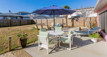 Quaint Cottage in Downtown Kure Beach – Home of Merv, Star of Upcoming Movie!