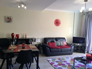 Een smart-tv, een dvd-speler, boeken en een filmbibliotheek