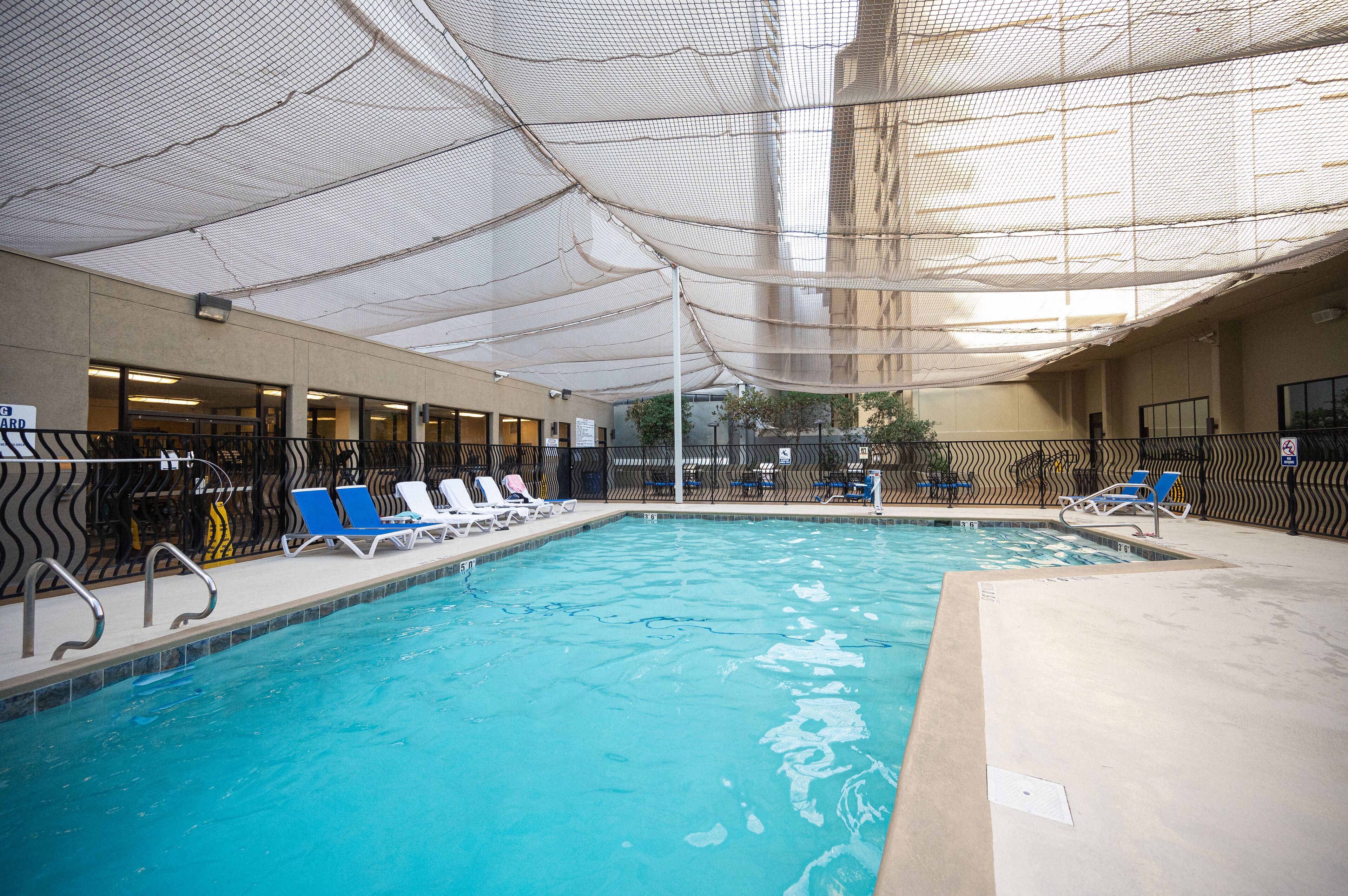 2 piscines extérieures, parasols de plage, chaises longues