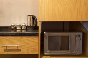 Apartment | Private kitchen - Large Central Spacious Studio Apartment With High Ceilings (Nottingham)