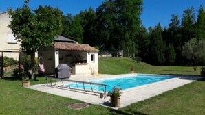 A house with a swimming pool, a patio, and a small garden area. - Mas de Barthe (Avignon)