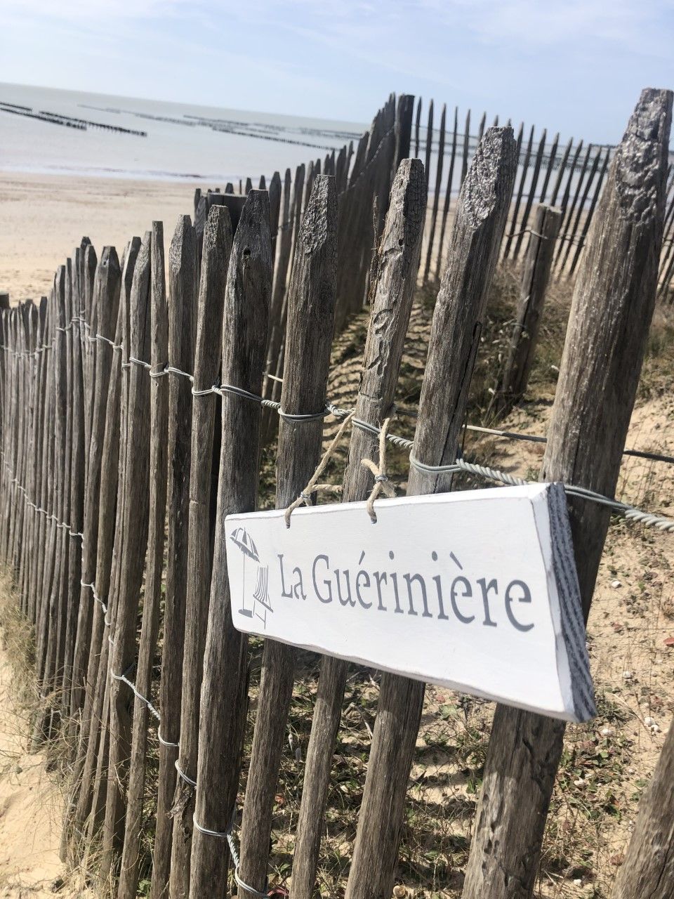 A wooden fence with a sign that reads "La Guérinière".