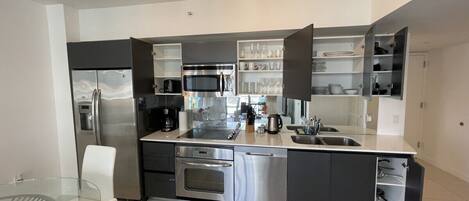 Een koelkast, een microgolfoven, een oven, een kookplaat