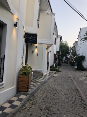 Front of property - Del Mar Hotel (Bozcaada)
