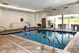Una piscina cubierta, tumbonas