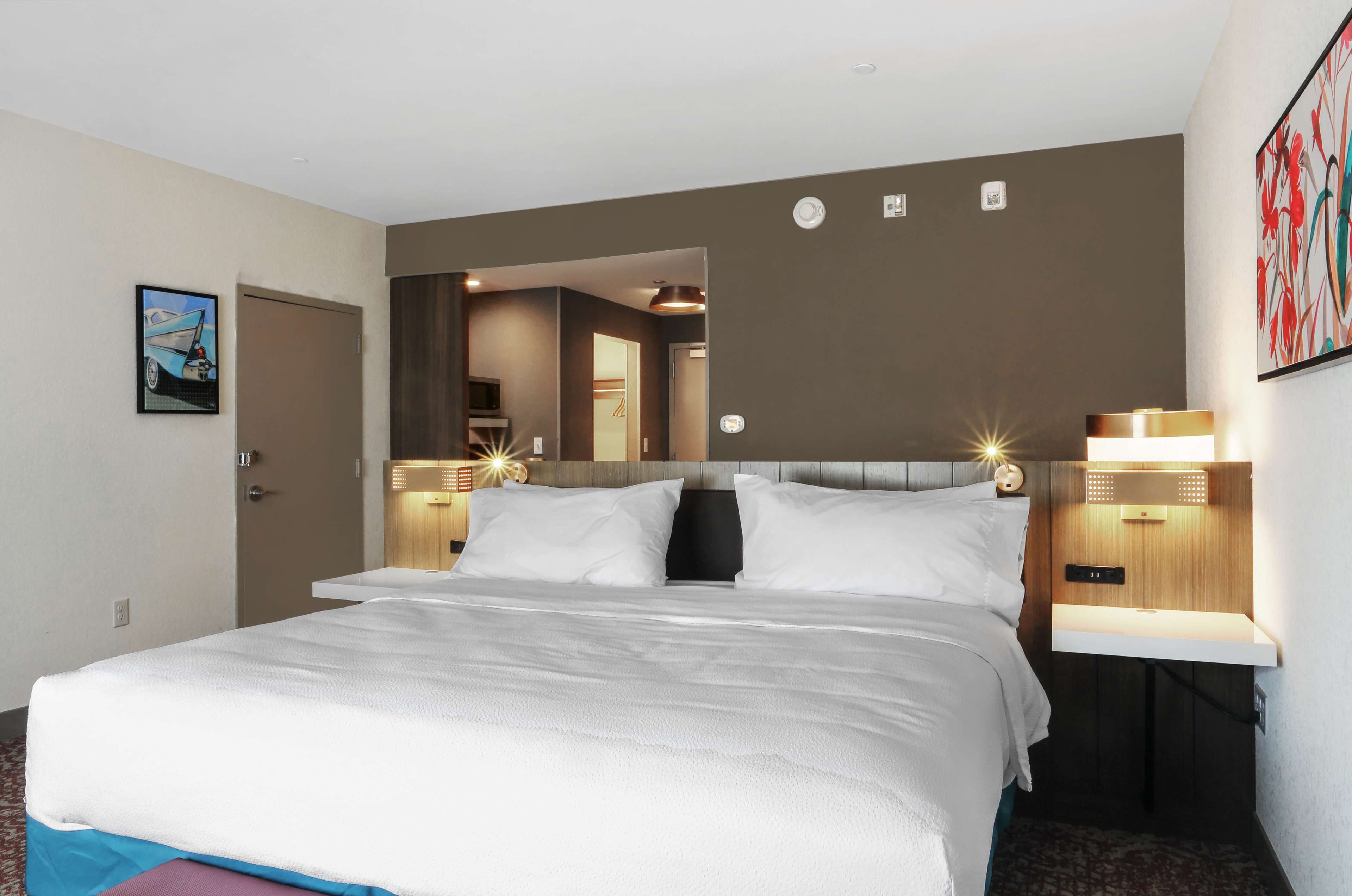 deluxe room, 1 king bed, accessible | hypo-allergenic bedding, in-room safe, laptop workspace