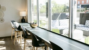 A modern conference room with a long table, chairs, and a lamp. - Home2 Suites Downtown Nashville/Metrocenter (Nashville)