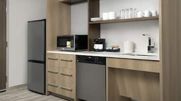 Full-size fridge, microwave, dishwasher, coffee/tea maker