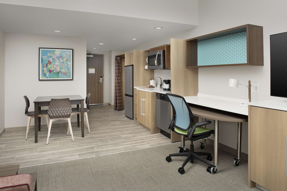 premium bedding, pillow-top beds, in-room safe, desk