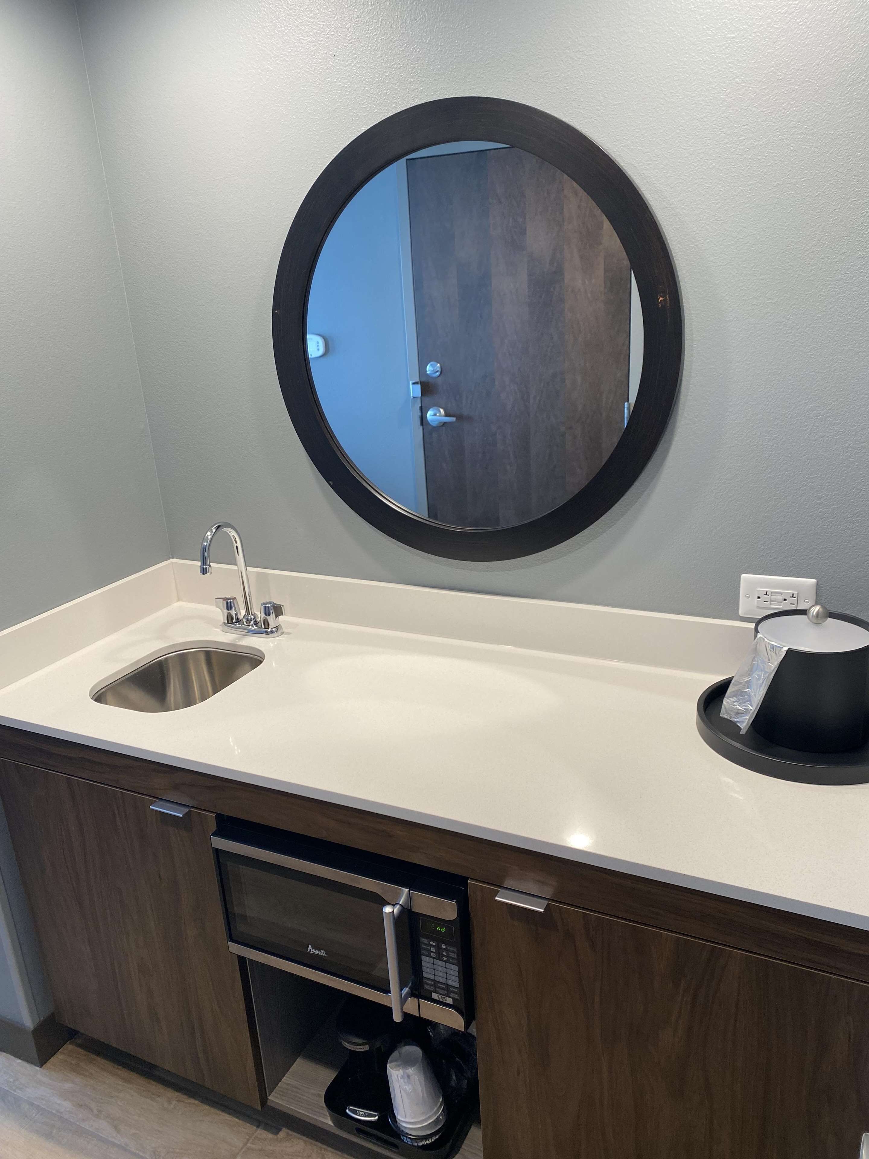 studio, 1 king bed, refrigerator & microwave (wet bar) | minibar