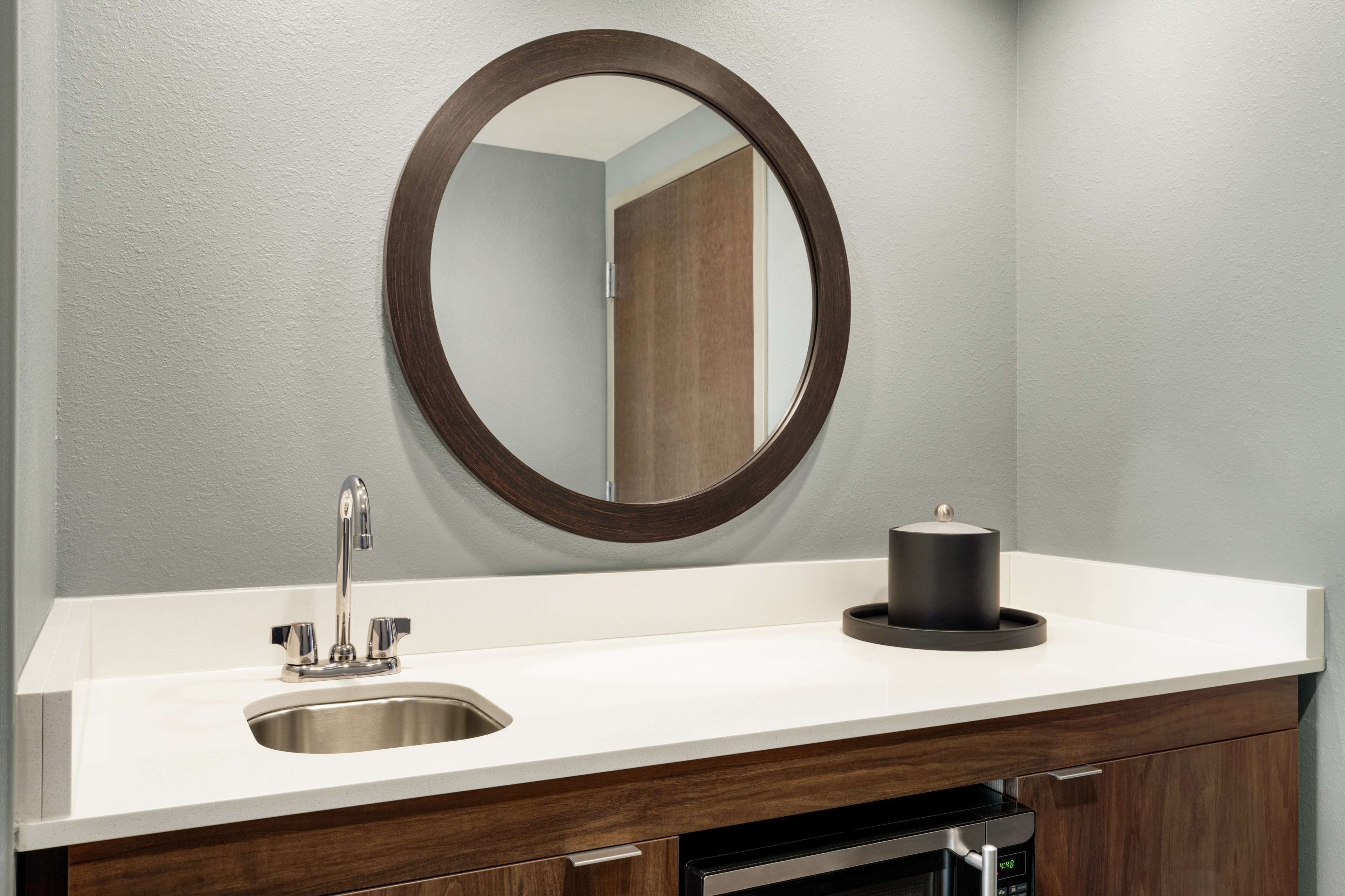 suite, 1 king bed, accessible (hearing) | minibar