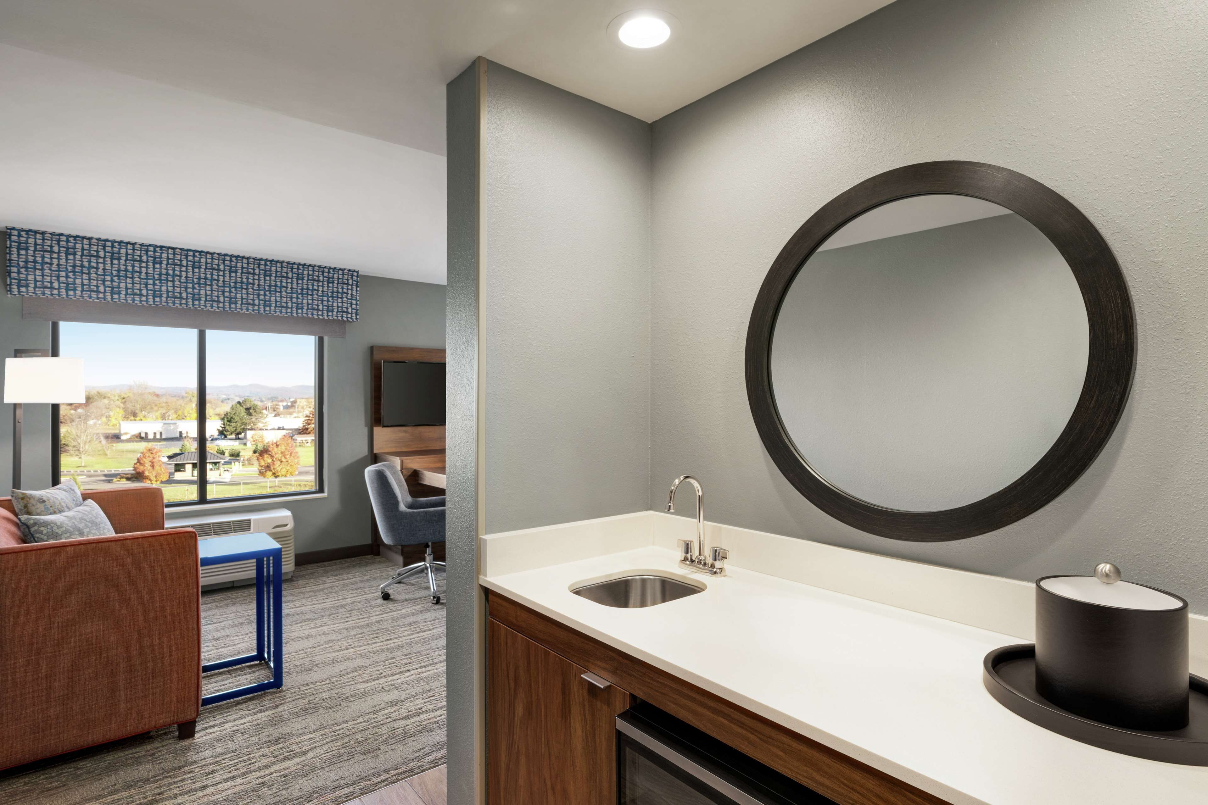 studio, 1 king bed, refrigerator & microwave (wet bar) | minibar