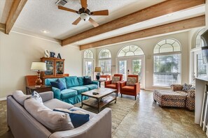 テレビ、暖炉、DVD プレーヤー