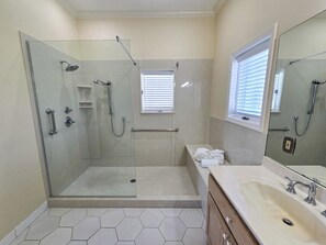 Ensemble douche/baignoire, sèche-cheveux, serviettes fournies