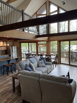 Älytelevisio, takka, videopelejä, DVD-soitin