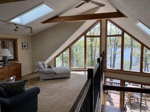 Älytelevisio, takka, videopelejä, DVD-soitin