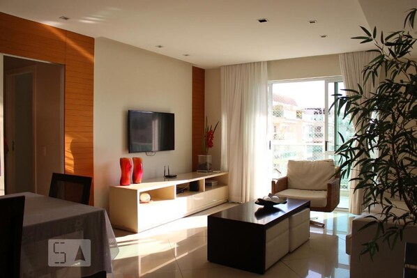 Smart-TV, videospill, DVD-spiller og bordtennis