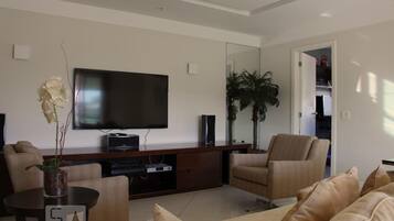 Smart TV, videogames, DVD player, mesa de pingue-pongue