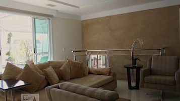 Smart TV, videojuegos, reproductor de DVD y tenis de mesa