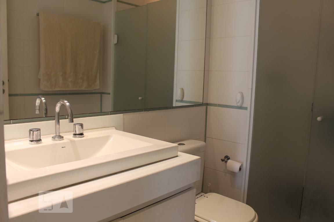 Chuveiro, secador de cabelo, bidê, toalhas de banho