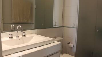 Chuveiro, secador de cabelo, bidê, toalhas de banho