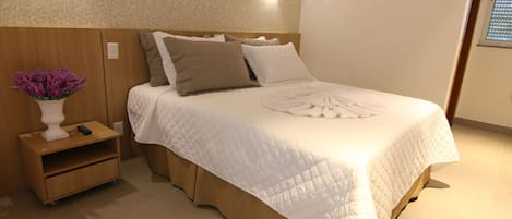 Quarto casal executivo | Frigobar, cofres nos quartos, escrivaninha