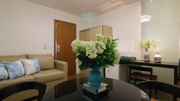 Executive Studio Suite | Minibar, in-room safe, desk, laptop workspace