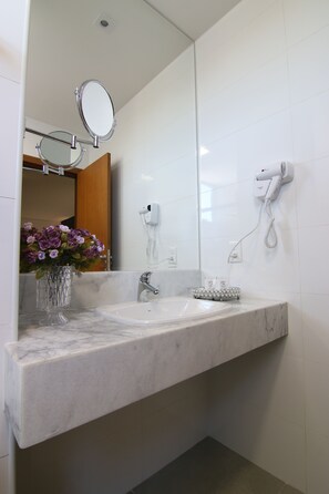 Shower, towels - Tupyguá Brasil Hotel (Pedro Leopoldo)