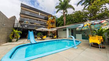 Piscina externa, espreguiçadeiras