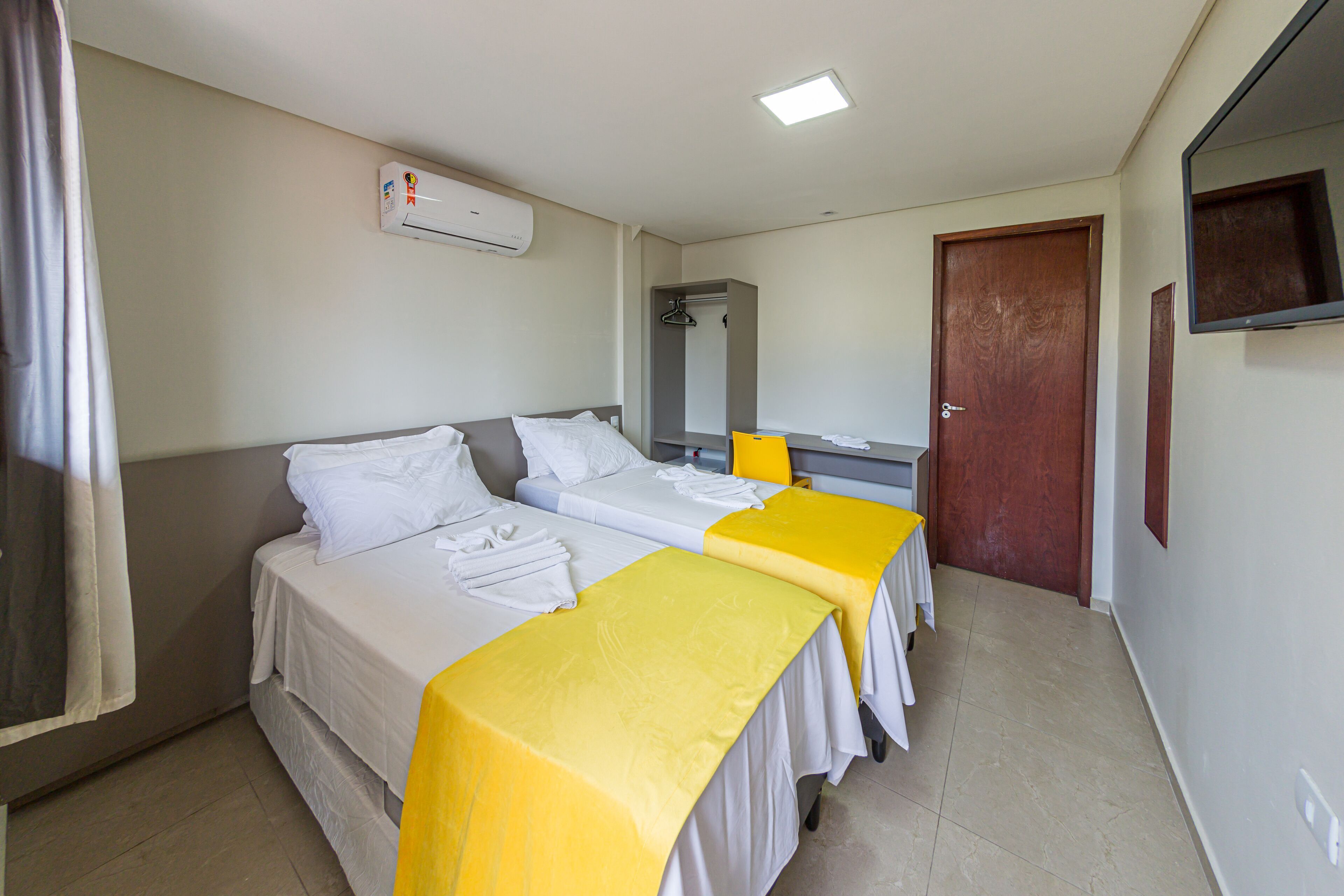 Minibar, desk, laptop workspace, free WiFi