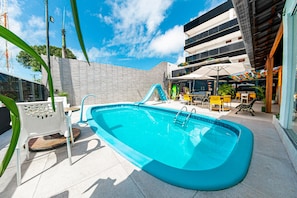 Piscina a l'aire lliure i gandules