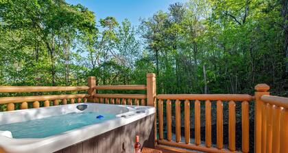 Quiet One-Level Cabin, Hot Tub, Fire Pit, WiFi, Parkway Close