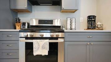 Kylskåp, mikrovågsugn, ugn och spishäll