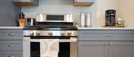 Een koelkast, een microgolfoven, een oven, een kookplaat