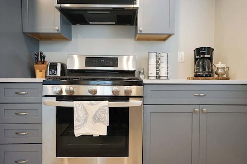 Walk to downtown and Broadway 3b