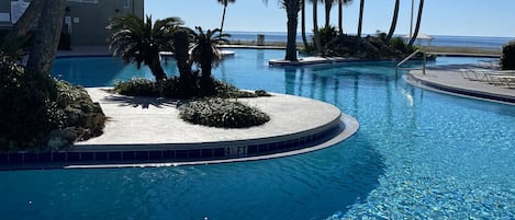 Utomhuspool och uppvärmd pool