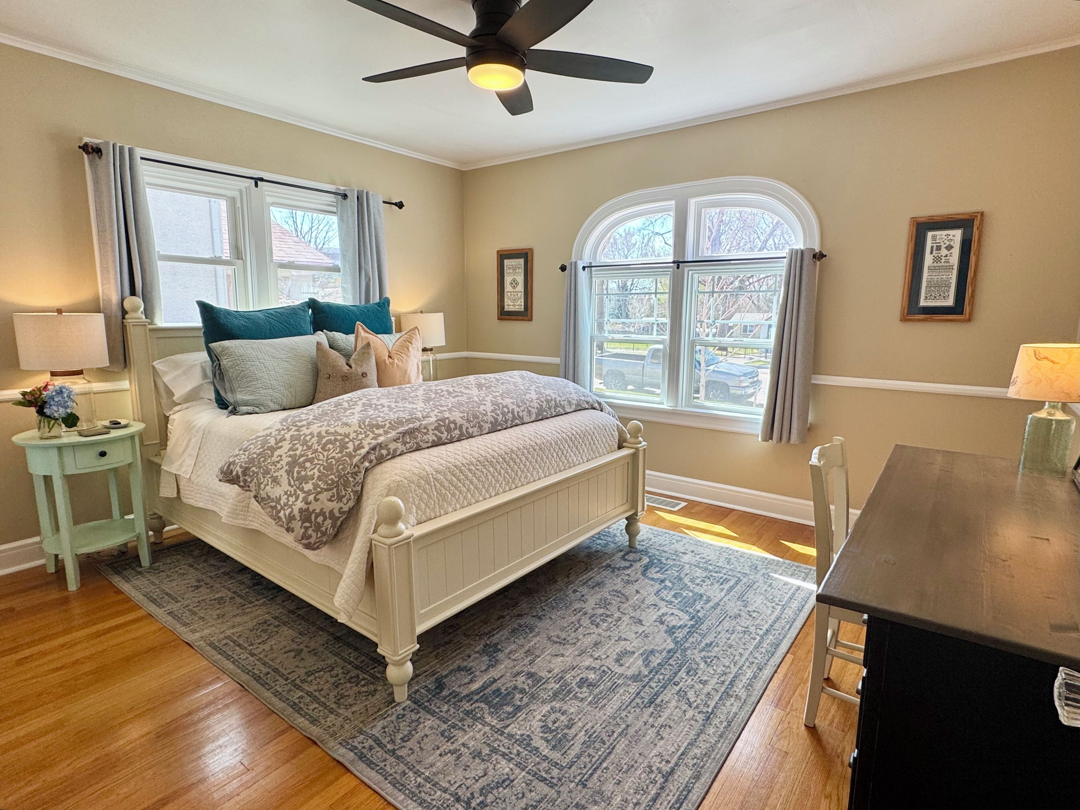 3 bedrooms, desk, iron/ironing board, travel crib