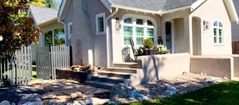 Extremely Clean!🏡1928 Columbine Cottage-Hot tub,Fire pit,Hiking,Pikes Peak Views
