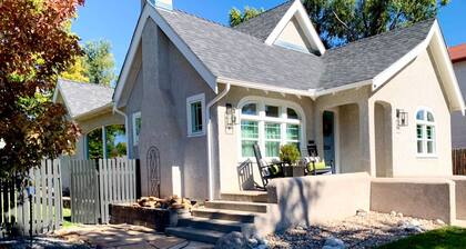 Extremely Clean!🏡1928 Columbine Cottage-Hot tub,Fire pit,Hiking,Pikes Peak Views