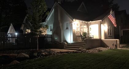 Extremely Clean!🏡1928 Columbine Cottage-Hot Tub,Fire Pit,Hiking,Pikes Peak Views